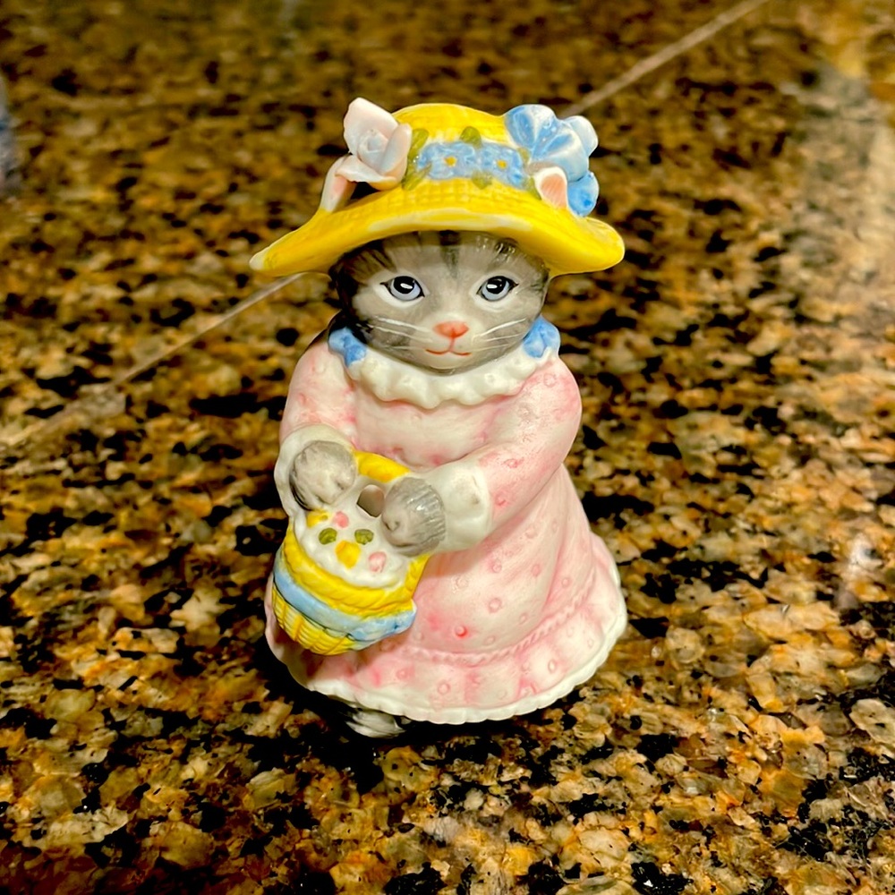 1985 RARE VINTAGE KITTY CUCUMBER PRISCILLA IN EASTER DRESS WITH BASKET OF EGGS